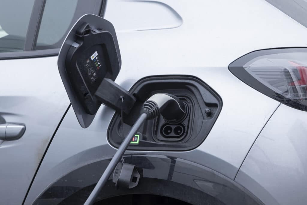 Véhicule électrique en recharge à une borne