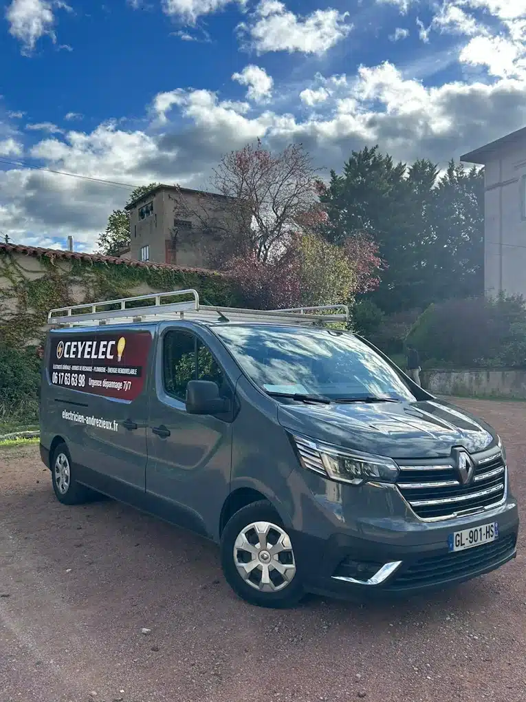 Camionnette CEYELEC électricien Andrézieux, 06 17 63 63 98, dépannage 7j/7 et bornes de recharge.