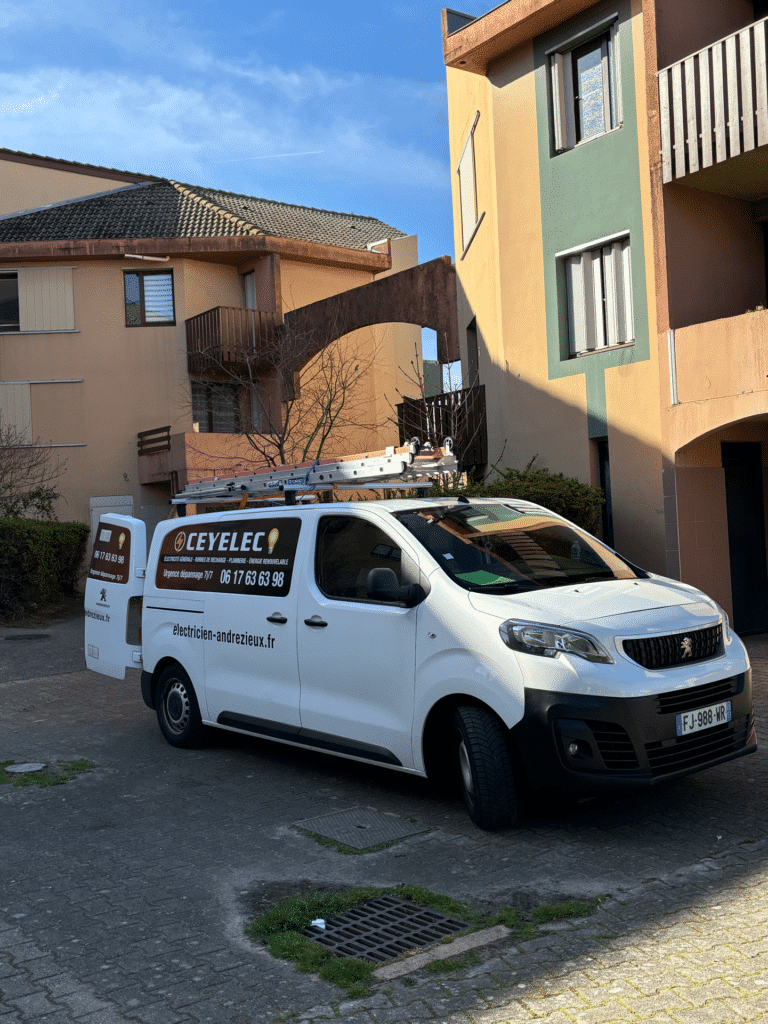 Camionnette CEYELEC électricien à Andrézieux-Bouthéon, dépannage 7j/7 et bornes de recharge électrique.