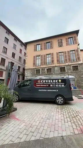 Camionnette CEYELEC électricien à Andrézieux, urgence 7j/7. Site electricien-andrezieux.fr visible.